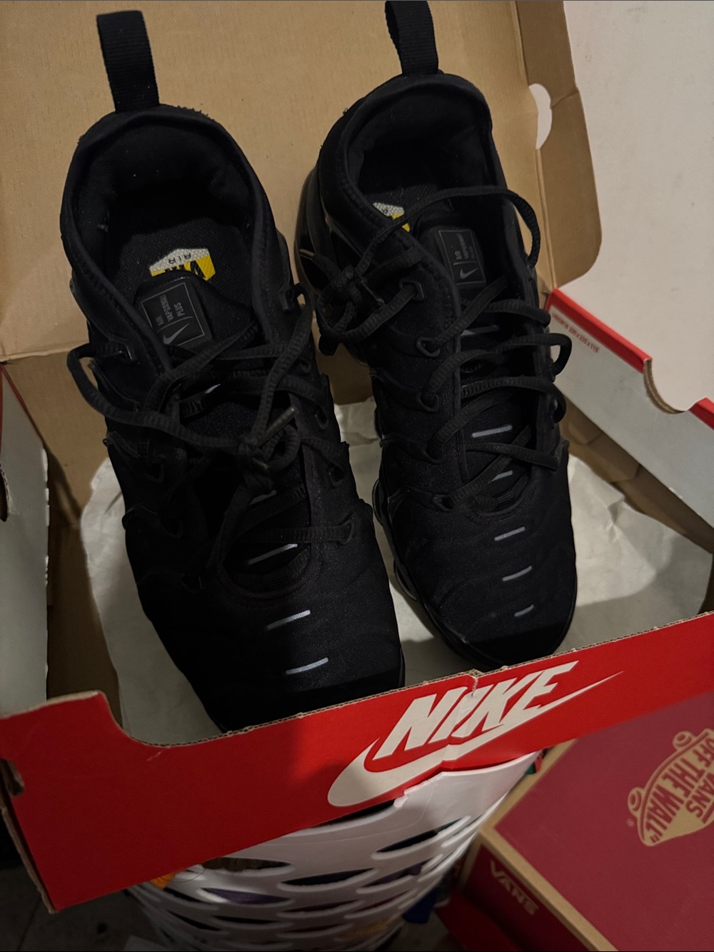Nike Men’s Black Athletic Running Shoes with Subtle Reflective Accents